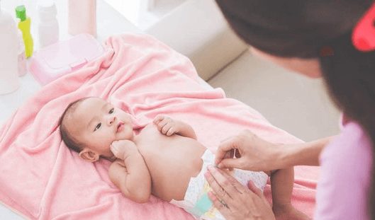 Cách dùng tã dán hiệu quả cho bé sơ sinh