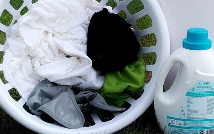 Dùng bột giặt dành riêng cho bé để giặt bỉm vải nhé!