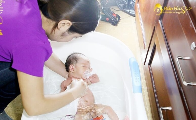 Dịch vụ tắm cho trẻ sơ sinh tại nhà của Bảo Hà Spa