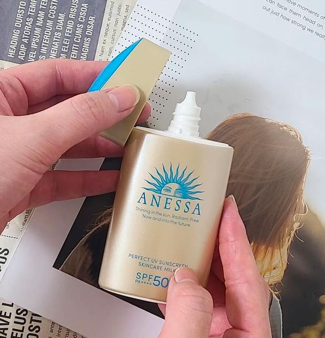 Review kem chống nắng Anessa cho da dầu Perfect UV Sunscreen Skincare Milk hình 1