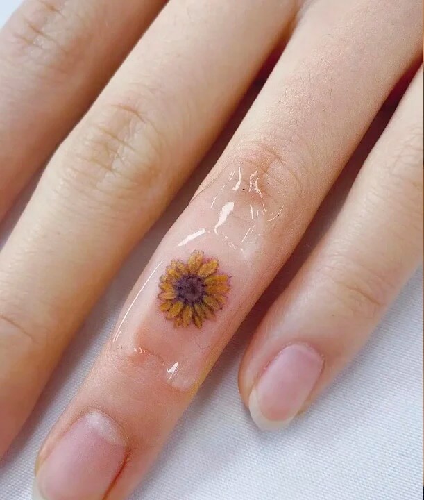Hình xăm hoa hướng dương mini ở ngón tay hình 3