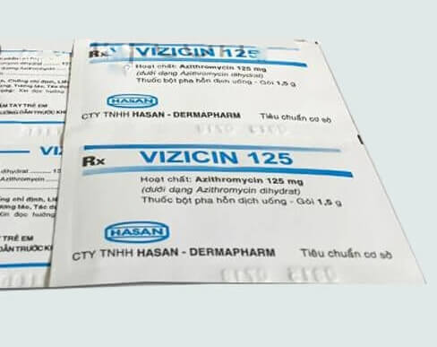 Thuốc Vizicin 125 là thuốc kê toa từ bác sĩ, với thành phần chính là Azithromycin 125mg trị nhiễm khuẩn đường hô hấp trên (viêm họng, viêm amidan, viêm xoang cấp, viêm tai giữa cấp,...), nhiễm khuẩn đường hô hấp dưới (viêm phổi do vi khuẩn, viêm phế quản cấp,..), nhiễm trùng da và mô mềm (viêm da, viêm mủ, lở loét, chốc, impetigo,..), bệnh lây truyền qua đường sinh dục chưa biến chứng (lậu, Chlamydia, bệnh giang mai), nhiễm khuẩn đường tiêu hóa được cấp phép với số đăng ký VD-22344-15. hình 16